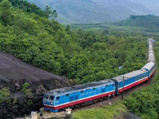 Vietnam’s Most Scenic Train Journeys: Take the Ride, Make the Memories 3 Chuyen tau Ha Noi Lao Cai
