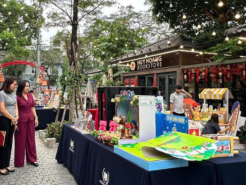 Strolling Through Hanoi Book Street – A Cultural Experience in the Heart of the Capital 1 Pho Sach Ha Noi 4