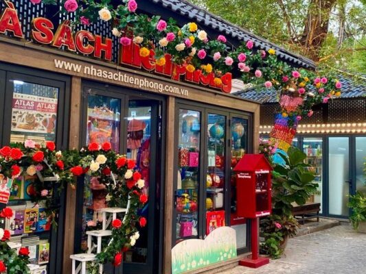 Strolling Through Hanoi Book Street – A Cultural Experience in the Heart of the Capital 3 Pho sach Ha Noi